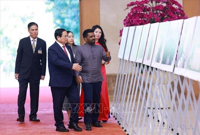 Thủ tướng Phạm Minh Chính và Tổng thống Sri Lanka Anura Kumara Dissanayaka tham quan trưng bày ảnh về quan hệ hợp tác giữa hai nước do Thông tấn xã Việt Nam thực hiện (Hà Nội, 5/5/2025). Ảnh: Dương Giang-TTXVN