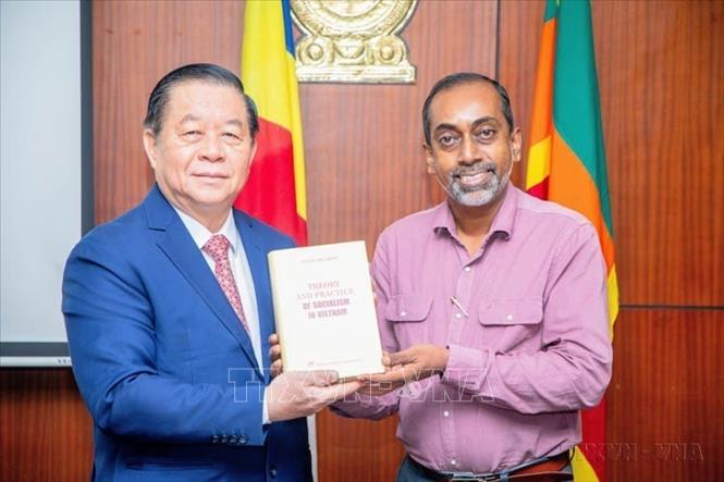 Trưởng Ban Tuyên giáo và Dân vận Trung ương Nguyễn Trọng Nghĩa tặng sách cho Bộ trưởng Bộ Phật giáo, Tôn giáo và Văn hóa Sri Lanka Hiniduma Sunil Senevi (Colombo, 03/06/2025). Ảnh: Ngọc Thúy - TTXVN