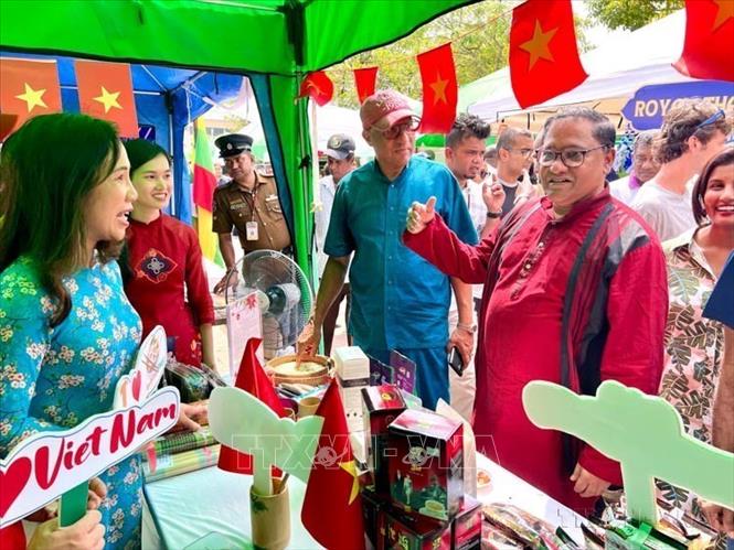 Bộ trưởng Ngoại giao Sri Lanka Vijitha Herath tham quan gian hàng của Việt Nam tại 
