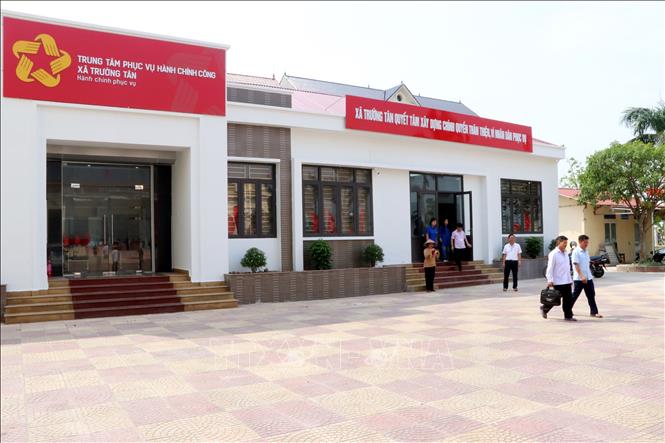 Trung tâm Phục vụ hành chính công xã Trường Tân hoạt động cả thứ 7 và chủ nhật để phục vụ người dân đến giải quyết thủ tục hành chính. Ảnh: Mạnh Tú - TTXVN