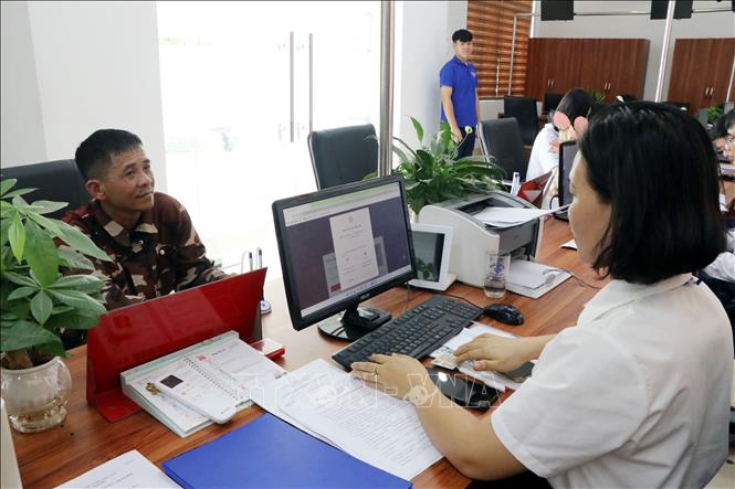 Lãnh đạo, cán bộ, công chức, viên chức xã Trường Tân làm việc cả ngày thứ 7, chủ nhật để giải quyết thủ tục hành chính cho người dân. Ảnh: Mạnh Tú - TTXVN