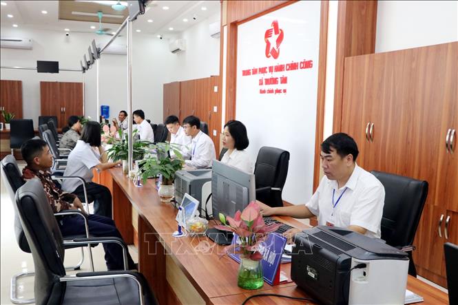 Trung tâm Phục vụ hành chính công xã Trường Tân hoạt động cả thứ 7 và chủ nhật để phục vụ người dân đến giải quyết thủ tục hành chính. Ảnh: Mạnh Tú - TTXVN