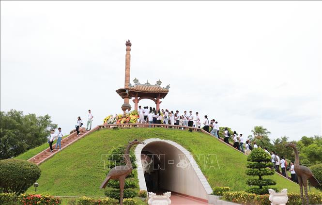 Đoàn thanh niên, sinh viên kiều bào đến dâng hương, dâng hoa tri ân các Anh hùng liệt sỹ tại Thành cổ Quảng Trị. Ảnh: Tường Vi - TTXVN. 
