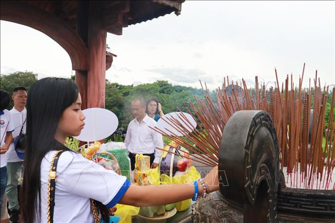 Đoàn thanh niên, sinh viên kiều bào đến dâng hương tri ân các Anh hùng liệt sĩ tại Thành cổ Quảng Trị. Ảnh: Tường Vi - TTXVN. 