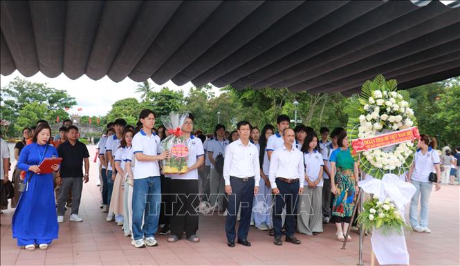 Đoàn thanh niên, sinh viên kiều bào đến dâng hương, dâng hoa tri ân các Anh hùng liệt sĩ tại Thành cổ Quảng Trị. Ảnh: Tường Vi - TTXVN. 