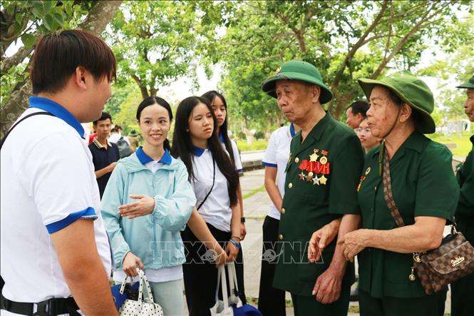 Đoàn thanh niên, sinh viên kiều bào trò chuyện với các các cựu chiến bình và thanh niên xung phong. Ảnh: Tường Vi - TTXVN. 