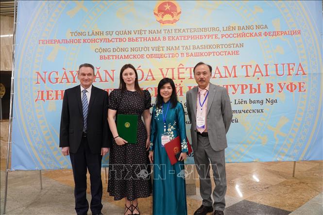 Tổng lãnh sự Nguyễn Mai Hường (thứ 2 từ phải sang) chụp ảnh lưu niệm với Chủ tịch Hội người Việt tại Upha Nguyễn Tiến Đức (phải) và đại diện chính quyền CH Bashkortostan. Ảnh: Tâm Hằng - PV TTXVN tại LB Nga