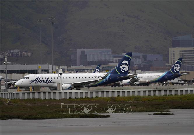 (Tư liệu) Máy bay của hãng hàng không Alaska Airlines tại sân bay San Francisco, Mỹ ngày 4/4/2024. Ảnh: THX/TTXVN