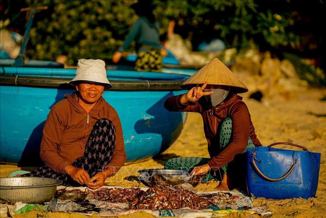 Người dân làng chài rất thân thiện, sẵn sàng chia sẻ những câu chuyện, kinh nghiệm về cuộc sống trên biển. Ảnh: Khánh Hoà – TTXVN 