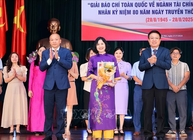 Trao giải B cho đại diện nhóm tác giả Trần Thị Thắng, Lê Hồng Vân, Vũ Thị Luyện với loạt bài 