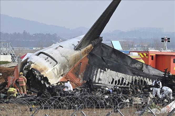 Hiện trường vụ tai nạn máy bay của hãng hàng không Jeju Air tại sân bay quốc tế Muan, Hàn Quốc ngày 30/12/2024. Ảnh: Kyodo/TTXVN