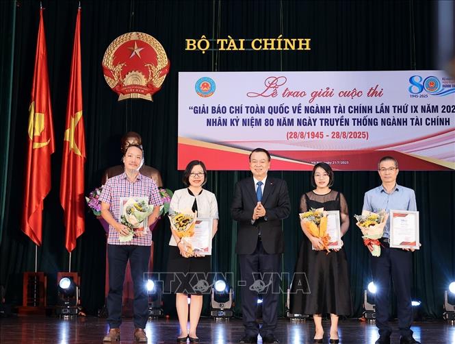 Thứ trưởng Bộ Tài chính Nguyễn Đức Chi trao giải cho nhóm tác giả đoạt giải A. Ảnh: Phạm Hậu-TTXVN