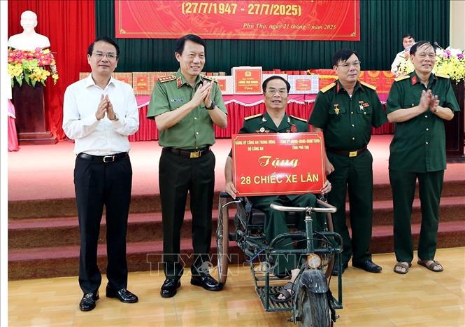 Bộ trưởng Công an Lương Tam Quang tặng quà các thương binh, bệnh binh đang điều dưỡng tại Trung tâm điều dưỡng người có công tỉnh Phú Thọ. Ảnh: Tạ Toàn - TTXVN