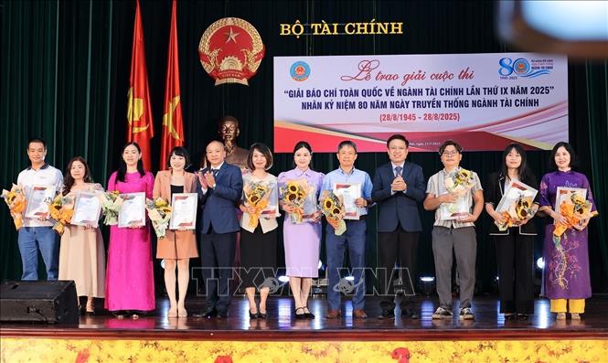 Nhóm tác giả đoạt giải B. Ảnh: Phạm Hậu-TTXVN
