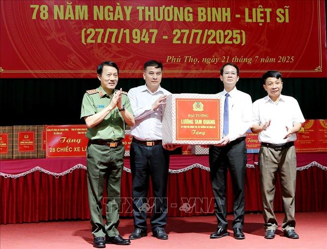 Bộ trưởng Công an Lương Tam Quang tặng quà các thương binh, bệnh binh đang điều dưỡng tại Trung tâm điều dưỡng người có công tỉnh Phú Thọ. Ảnh: Tạ Toàn - TTXVN