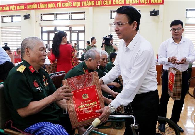 Bí thư tỉnh ủy Phú Thọ Đặng Xuân Phong tặng quà các thương binh, bệnh binh đang điều dưỡng tại Trung tâm điều dưỡng người có công tỉnh Phú Thọ. Ảnh: Tạ Toàn - TTXVN