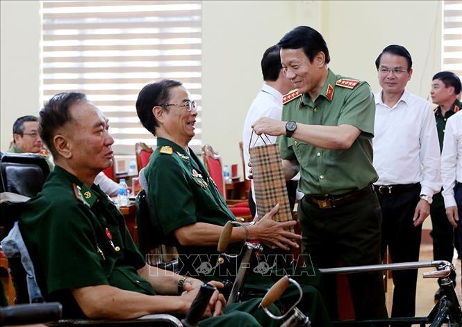 Bộ trưởng Lương Tam Quang tặng quà các thương binh, bệnh binh đang điều dưỡng tại Trung tâm điều dưỡng người có công tỉnh Phú Thọ. Ảnh: Tạ Toàn - TTXVN