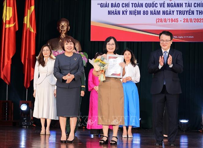 Nhà báo Hà Chi (TTXVN) đại diện nhóm tác giả nhận giải B. Ảnh: Phạm Hậu - TTXVN