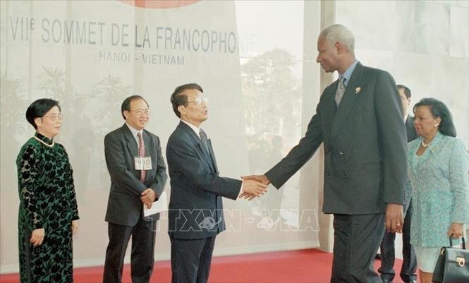 Chủ tịch nước Trần Đức Lương đón Tổng thống Senegal Abdou Diouf  dự Hội nghị cấp cao Pháp ngữ lần thứ 7 tại Hà Nội (11/1997). Ảnh: Xuân Tuân - TTXVN