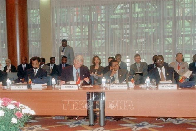 Ngoại trưởng Senegal Moustapha Niasse (bên phải) tham dự hội nghị Bộ trưởng Ngoại giao Pháp ngữ trong khuôn khổ Hội nghị cấp cao Pháp ngữ lần thứ 7  tại Hà Nội (11/11/1997). Ảnh: Kim Hùng - TTXVN