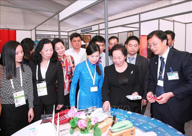 Trước thềm Hội nghị Cấp cao Pháp ngữ lần thứ 15, ngày 28/11/2014, tại Thủ đô Dakar (Cộng hòa Senegal), Phó Chủ tịch nước Nguyễn Thị Doan đến thăm Làng Pháp ngữ và gian trưng bày của Việt Nam. Ảnh: Thống Nhất - TTXVN