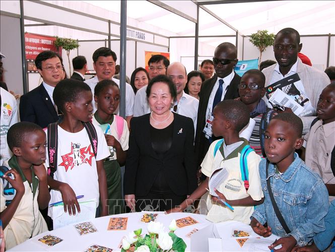  Trước thềm Hội nghị Cấp cao Pháp ngữ lần thứ 15, ngày 28/11/2014, tại Thủ đô Dakar (Cộng hòa Senegal), Phó Chủ tịch nước Nguyễn Thị Doan đến thăm Làng Pháp ngữ và gian trưng bày của Việt Nam. Ảnh: Thống Nhất - TTXVN