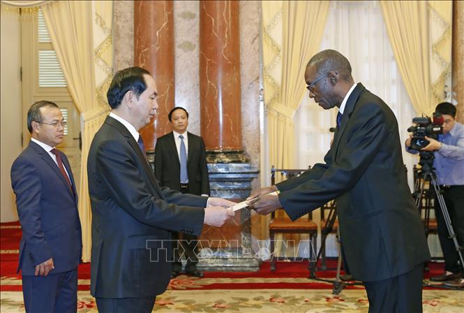  Sáng 8/3/2017, tại Phủ Chủ tịch, Chủ tịch nước Trần Đại Quang tiếp Ngài Cheikh Niang, Đại sứ Cộng hòa Senegal tại Việt Nam đến trình Quốc thư. Ảnh: Nhan Sáng-TTXVN
