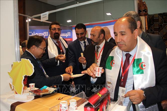 Đại biểu các nước Senegal, Mali, Niger, Gambia và Mauritania tham quan gian hàng  giới thiệu sản phẩm Việt Nam tại Diễn đàn thương mại và đầu tư châu Phi lần thứ 10 năm 2024 (AFIC10). Ảnh: TTXVN