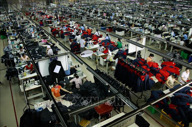 Dệt may đang là mặt hàng xuất khẩu chủ lực sang thị trường Senegal. Trong ảnh: May hàng xuất khẩu tại Công ty May Hòa Thọ - Đông Hà (Quảng Trị). Ảnh: Trọng Đạt - TTXVN 