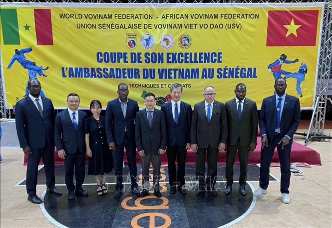 Senegal hiện là quốc gia có phong trào tập luyện Vovinam phát triển rất mạnh tại châu Phi. Tính đến nay, có hơn 3.000 người đang tập luyện Vovinam. Trong ảnh: Đoàn đại biểu Việt Nam do Đại sứ Trần Quốc Khánh và Chủ tịch Liên đoàn VOVINAM Thế giới (WVVF) Mai Hữu Tín dẫn đầu tại lễ khai mạc Vòng chung kết Giải Vovinam Cúp Đại sứ Việt Nam 2025 diễn ra tại thủ đô Dakar (Senegal), ngày 10/5/2025. Sự kiện do Liên đoàn Vovinam Senegal (USV) tổ chức, dưới sự bảo trợ của Tổng thống Senegal. Ảnh: TTXVN phát