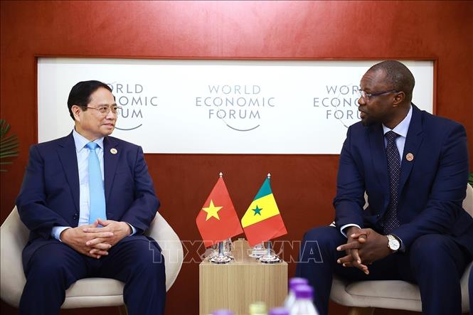 Nhân chuyến tham dự Hội nghị thường niên các nhà tiên phong lần thứ 16 của Diễn đàn Kinh tế Thế giới (WEF 16) ở thành phố Thiên Tân (Trung Quốc), sáng 25/6/2025, Thủ tướng Phạm Minh Chính gặp Thủ tướng Senegal Ousmane Sonko. Ảnh: Dương Giang-TTXVN 
