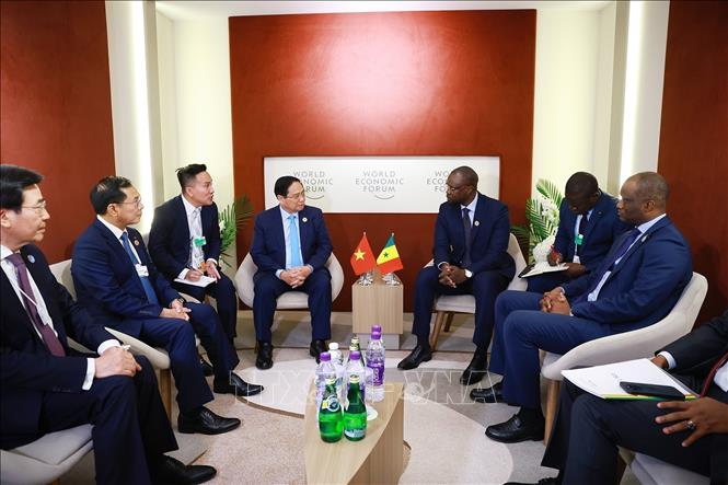 Nhân chuyến tham dự Hội nghị thường niên các nhà tiên phong lần thứ 16 của Diễn đàn Kinh tế Thế giới (WEF 16) ở thành phố Thiên Tân (Trung Quốc), sáng 25/6/2025, Thủ tướng Phạm Minh Chính gặp Thủ tướng Senegal Ousmane Sonko. Ảnh: Dương Giang-TTXVN 
