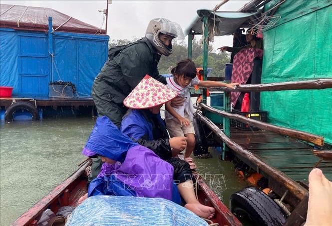 Đặc khu Cô Tô kiên quyết sơ tán dân khỏi vùng nguy hiểm. Ảnh: TTXVN phát