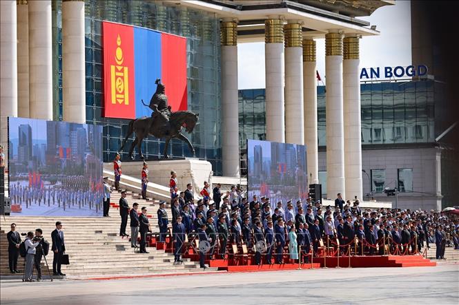 Đại biểu trang nghiêm hát Quốc ca Mông Cổ trong Lễ thượng cờ. Ảnh: Thanh Tùng – TTXVN