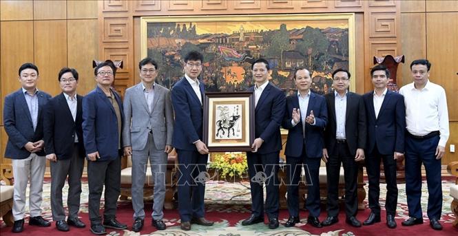 Chủ tịch UBND tỉnh Bắc Ninh Vương Quốc Tuấn tặng Tổng Giám đốc Samsung Việt Nam Na Ki Hong sản phẩm làng nghề của địa phương. Ảnh: Đỗ Huyền - TTXVN