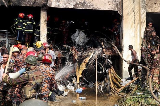 Hiện trường vụ rơi máy bay huấn luyện của Không quân Bangladesh tại thủ đô Dhaka, ngày 21/7/2025. Ảnh: REUTERS/TTXVN