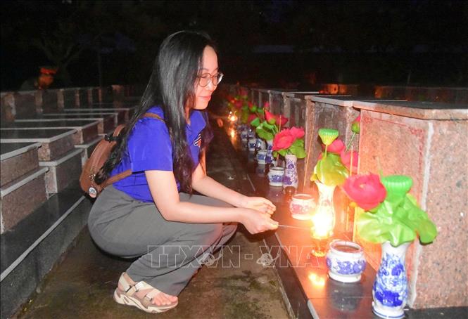 Đoàn viên, thanh niên tỉnh An Giang thắp hương tại phần mộ các Anh hùng liệt sĩ ở nghĩa trang. Ảnh: Công Mạo-TTXVN