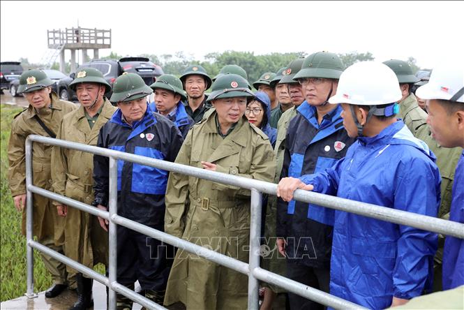 A Government delegation led by Deputy Prime Minister Tran Hong Ha inspects storm preparedness measures in the northern province of Hung Yen on July 21. VNA Photo: Thế Duyệt