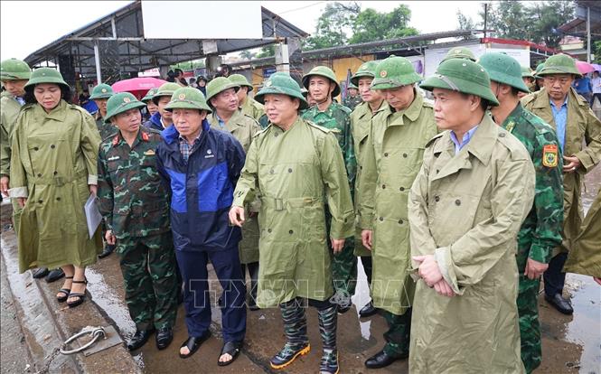 A Government delegation led by Deputy Prime Minister Tran Hong Ha inspects storm preparedness measures in the northern city of Hai Phong on July 21. VNA Photo: Hoàng Ngọc