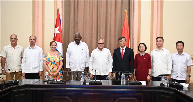 Chủ tịch Quốc hội Chính quyền Nhân dân Cuba Esteban Lazo Hernández chụp ảnh cùng Đại sứ Lê Quang Long và các cán bộ của Đại sứ quán Việt Nam tại Cuba. Ảnh: Việt Hùng/pv TTXVN tại Cuba    