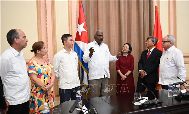 Chủ tịch Quốc hội Chính quyền Nhân dân Cuba Esteban Lazo Hernández (thứ 4 từ trái sang) nêu bật mối quan hệ đặc biệt với Việt Nam. Ảnh: Việt Hùng/pv TTXVN tại Cuba