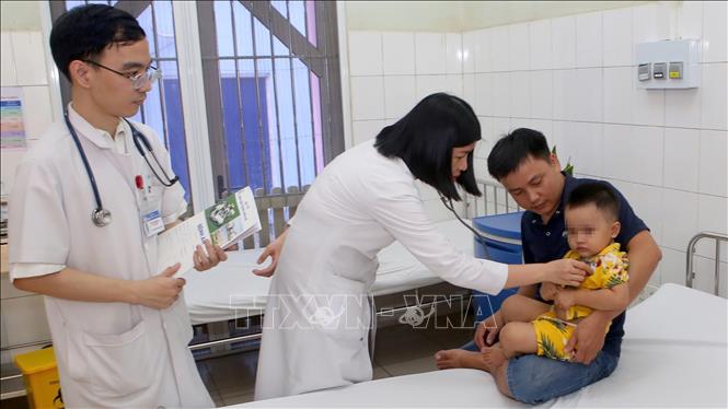 Khám sức khoẻ cho bệnh nhi trước khi xuất viện. Ảnh: TTXVN phát 