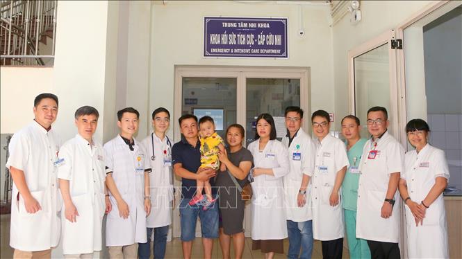 Đội ngũ bác sĩ Bệnh viện Trung ương Huế chúc mừng bệnh nhi xuất viện. Ảnh: TTXVN phát