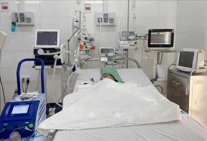 Bệnh nhi được điều trị, theo dõi tích cực. Ảnh: TTXVN phát