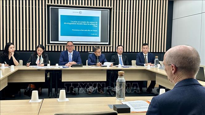 Đoàn công tác của Kiểm toán Nhà nước làm việc với đại diện Tòa Thẩm kế Pháp. Ảnh: Thu Hà - PV TTXVN tại Pháp 