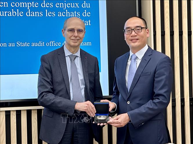 Ông Jean-Yves Bertucci, Chủ tịch Phòng Tranh chấp Tòa Thẩm kế, trao quà lưu niệm tới Phó Tổng Kiểm toán Nhà nước Bùi Quốc Dũng. Ảnh: Thu Hà - PV TTXVN tại Pháp 