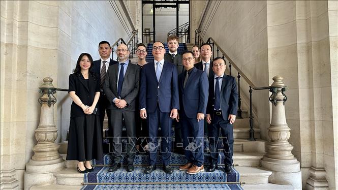 Đoàn công tác của Kiểm toán Nhà nước chụp ảnh lưu niệm với đại diện Tòa Thẩm kế Pháp. Ảnh: Thu Hà - PV TTXVN tại Pháp 