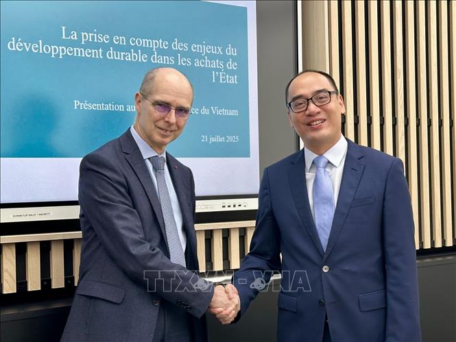 Ông Jean-Yves Bertucci, Chủ tịch Phòng Tranh chấp Tòa Thẩm kế, tiếp đón Phó Tổng Kiểm toán Nhà nước Bùi Quốc Dũng.​ Ảnh: Thu Hà - PV TTXVN tại Pháp 