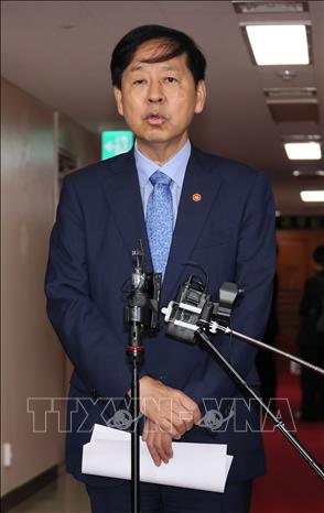 Tân Bộ trưởng Tài chính Hàn Quốc Koo Yun Cheol phát biểu với báo giới tại Seoul ngày 22/7/2025. Ảnh: Yonhap/TTXVN