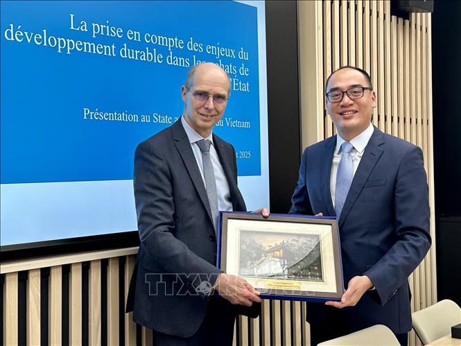 Phó Tổng Kiểm toán Nhà nước Bùi Quốc Dũng trao quà lưu niệm tới ông Jean-Yves Bertucci, Chủ tịch Phòng Tranh chấp Tòa Thẩm kế. Ảnh: Thu Hà - P/v TTXVN tại Pháp 